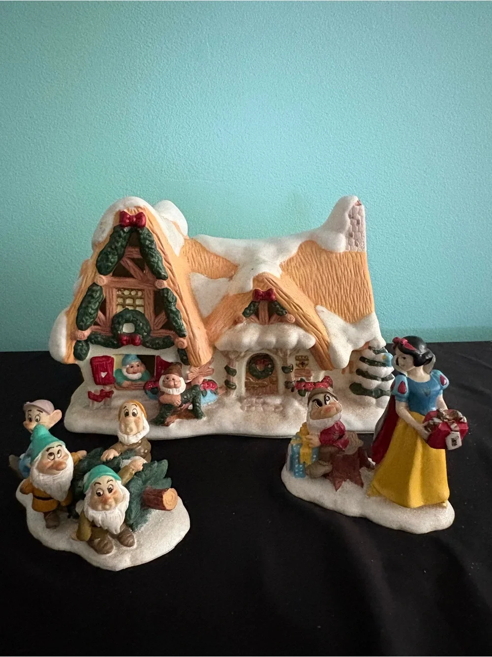 2004 Disney Snow White Seven Dwarfs Christmas Village House Cottage Light-Up